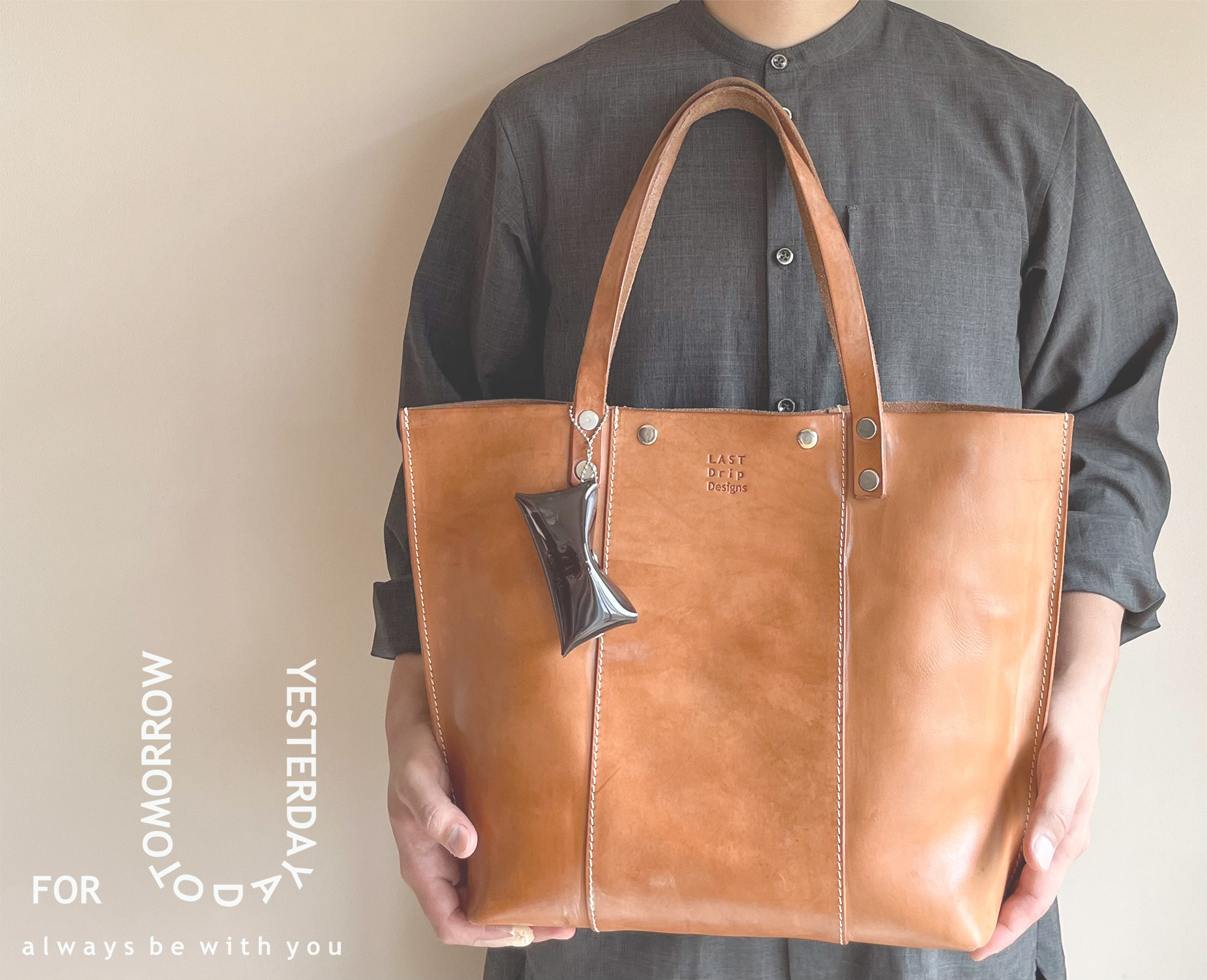 革鞄を抱える人物の写真