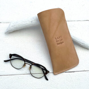 １枚革のメガネスリーブ（ワイド）｜Non-Foundation Leather ノンファンデーションレザー「感動の瞬間を記録する日記帳のような革」