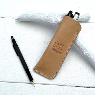 1枚革のペンスリーブ（2本用）｜Non-Foundation Leather ノンファンデーションレザー「感動の瞬間を記録する日記帳のような革」