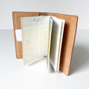 一枚革のパスポートカバー パスポートケース（B7サイズ） ヌメ革 本革 レザー｜ldds-73039588