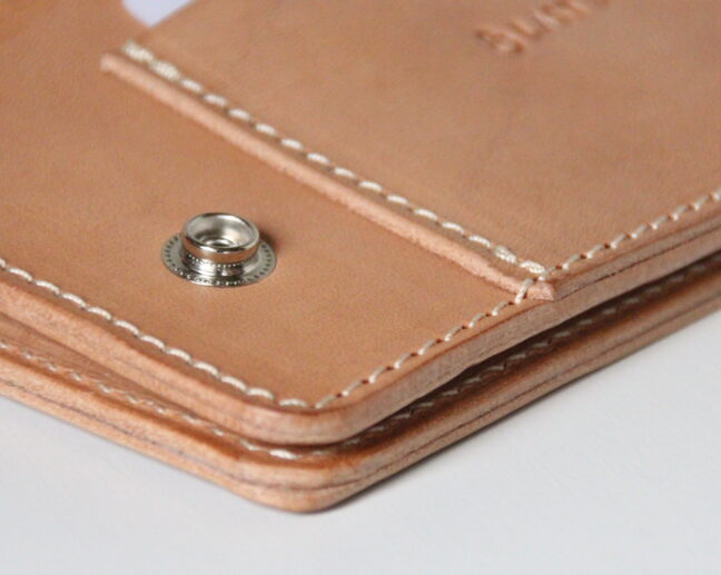 トラッカーウォレット・ヌメ革素材の質実剛健な本革長財布の魅力 