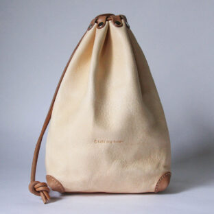 巾着バッグ Mサイズ（合切袋型）｜Non-Foundation Leather ノンファンデーションレザー「感動の瞬間を記録する日記帳のような革」